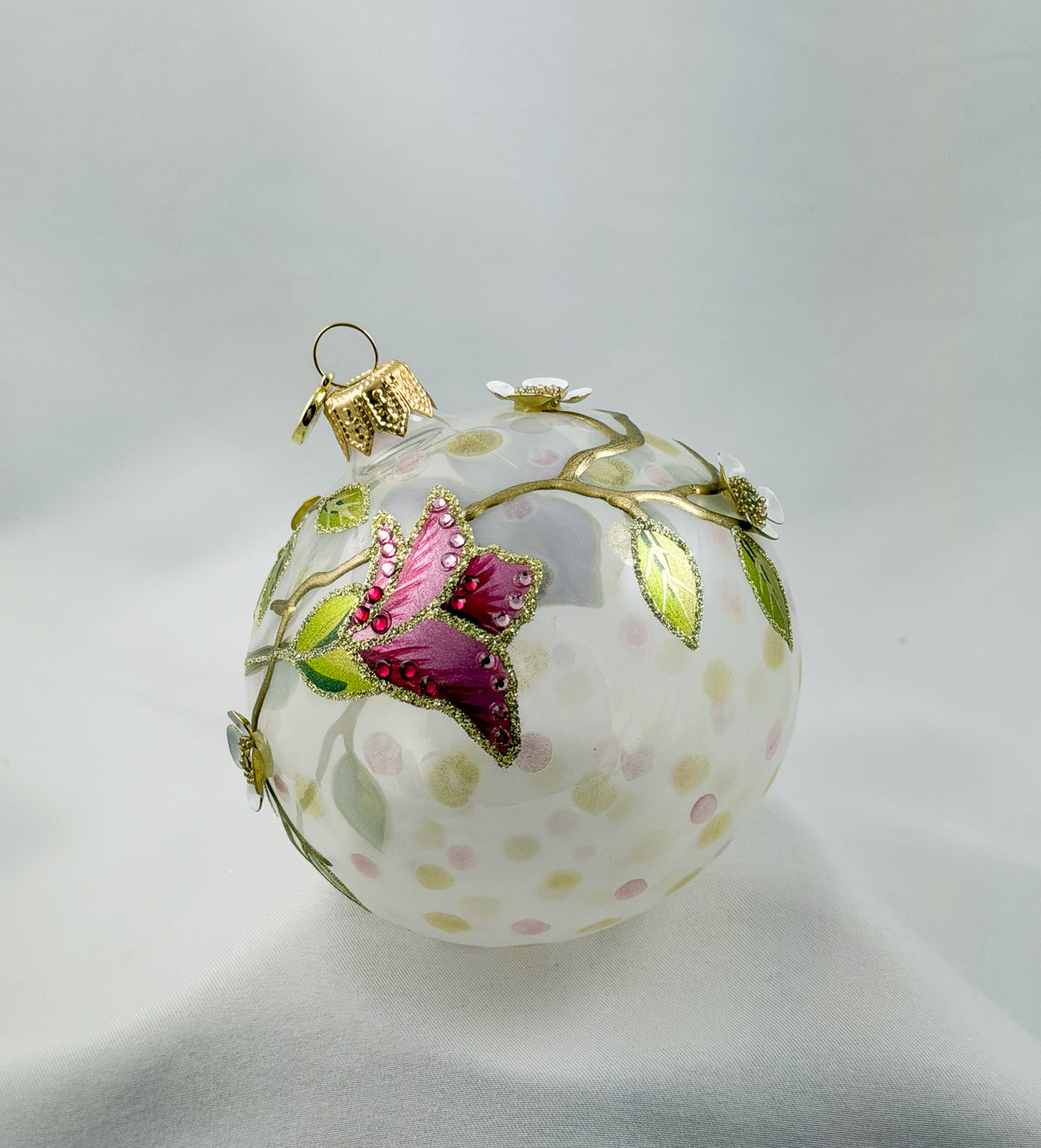 Kugel mit strukturiert gemaltem Apfelblüten-Dekor und metallenen Blüten-Applikationen, GlitterLab
