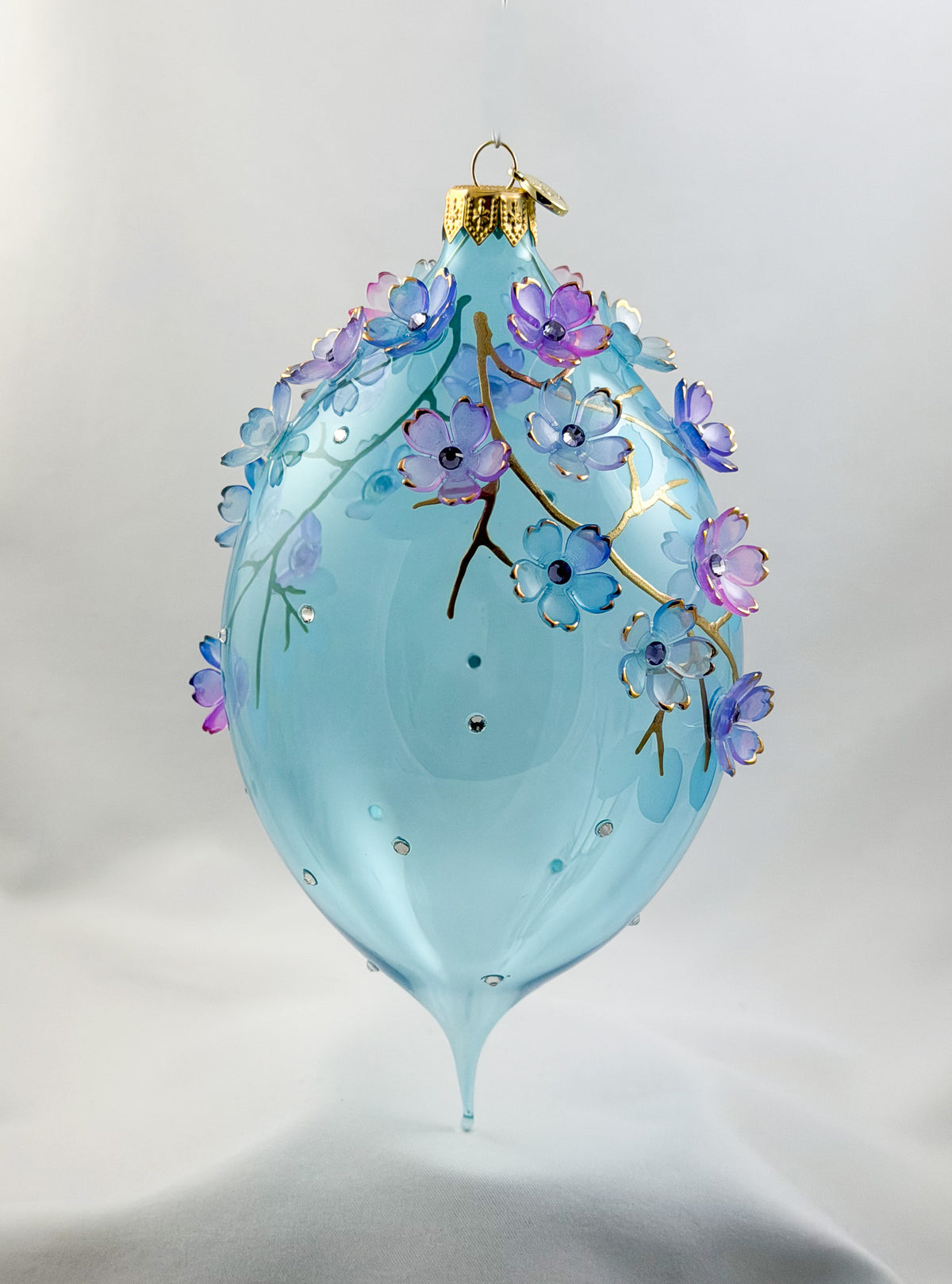 Grosse Tropfenform in Hellblau transparent mit vielen Blüten, GlitterLab