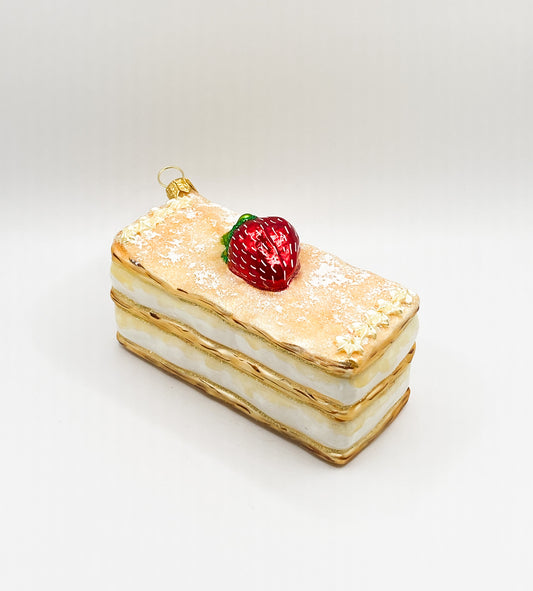 Cremeschnitte mit Erdbeer-Dekoration