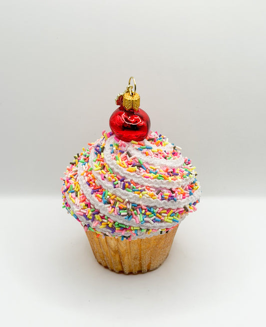Cup Cake mit Streuseln und roter Kirsche