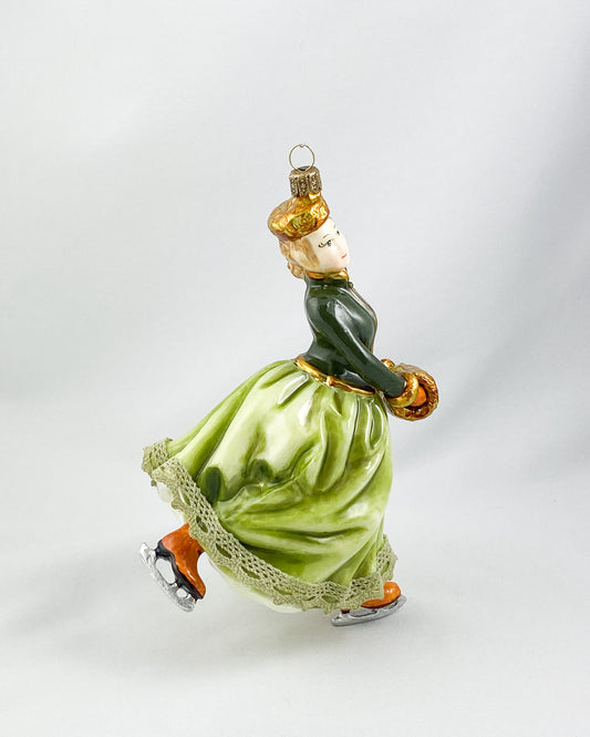 Eiskunstläuferin in elegantem Kostüm, AtlasArt