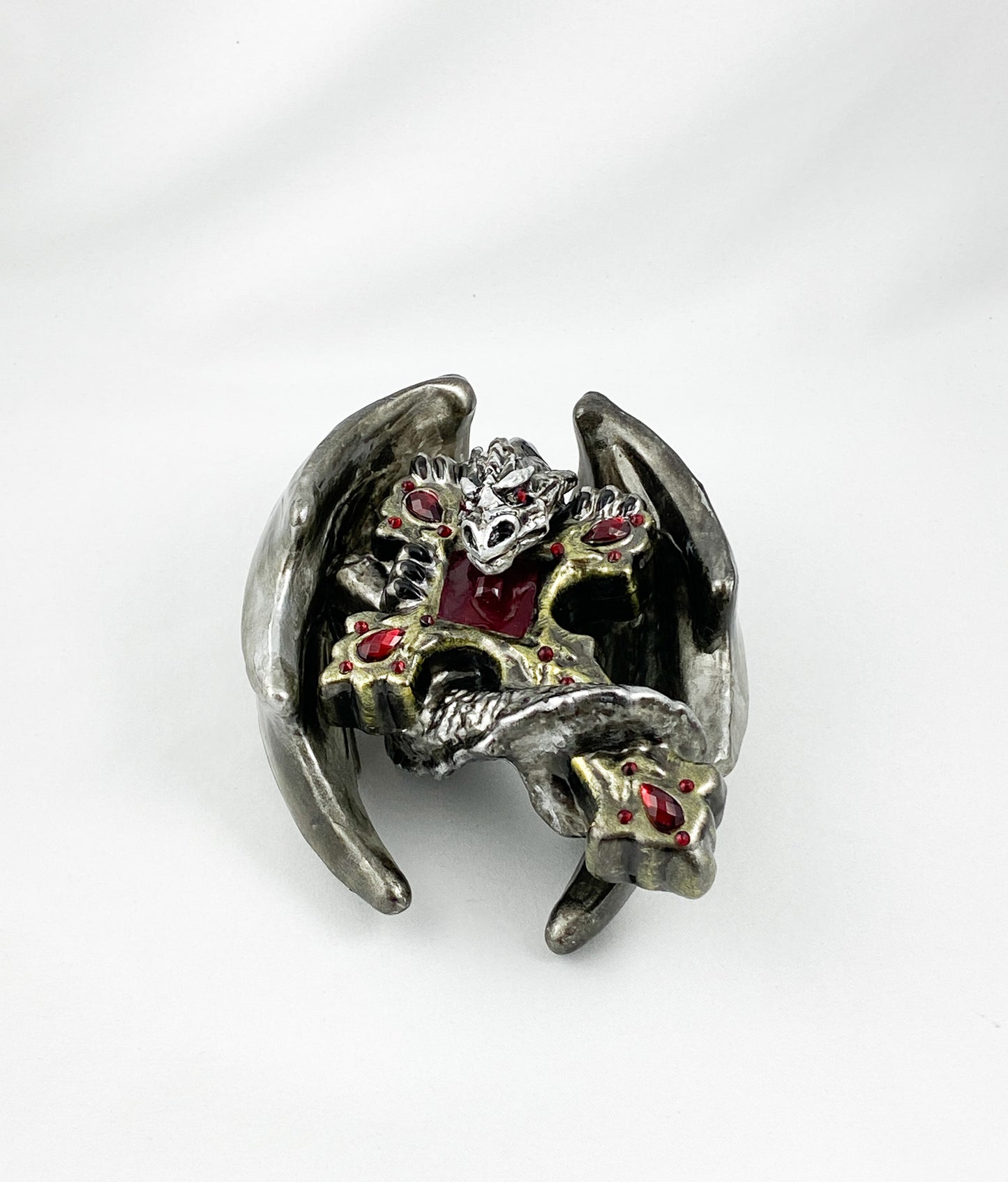 Feuriger Drachen umschlingt das Kreuz, AtlasArt