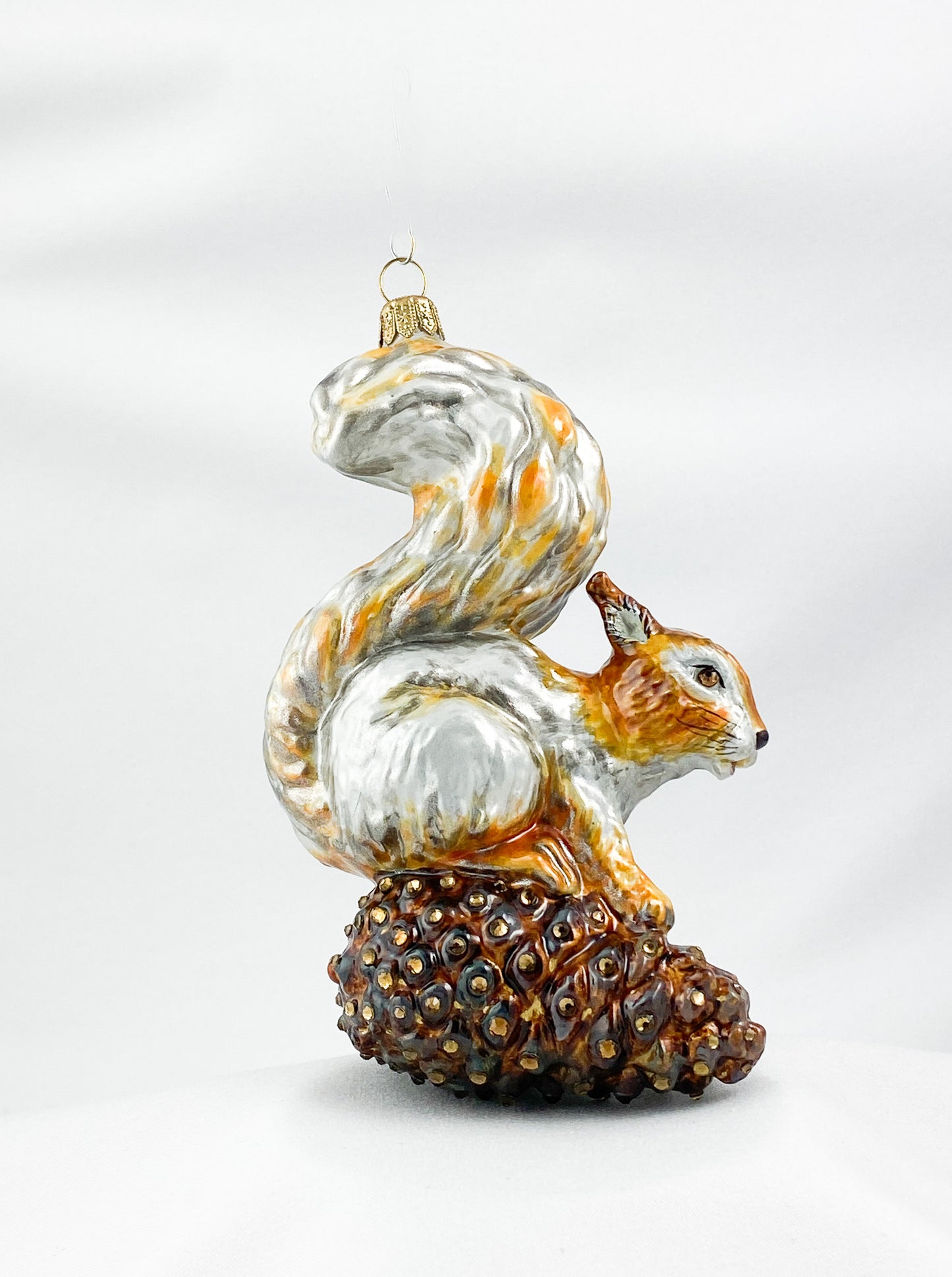 Eichhörnchen auf Pinienzapfen, AtlasArt