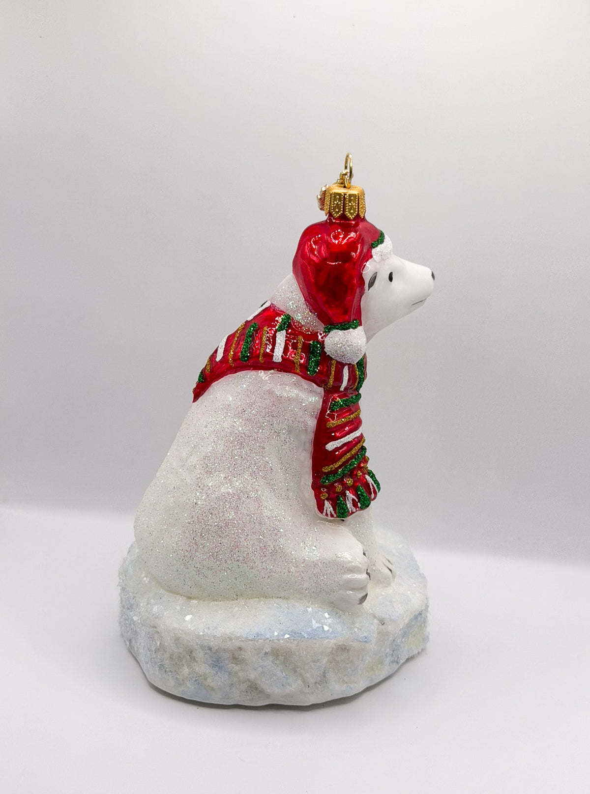 Eisbär auf Eisscholle freut sich auf Weihnachten