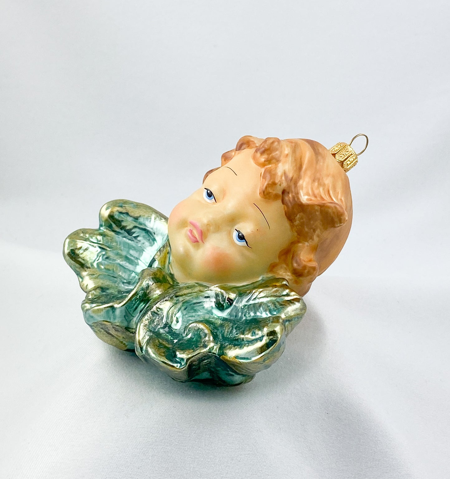 Putto mit grüngoldenen Flügeln, KOMOZJA MOSTOWSKI