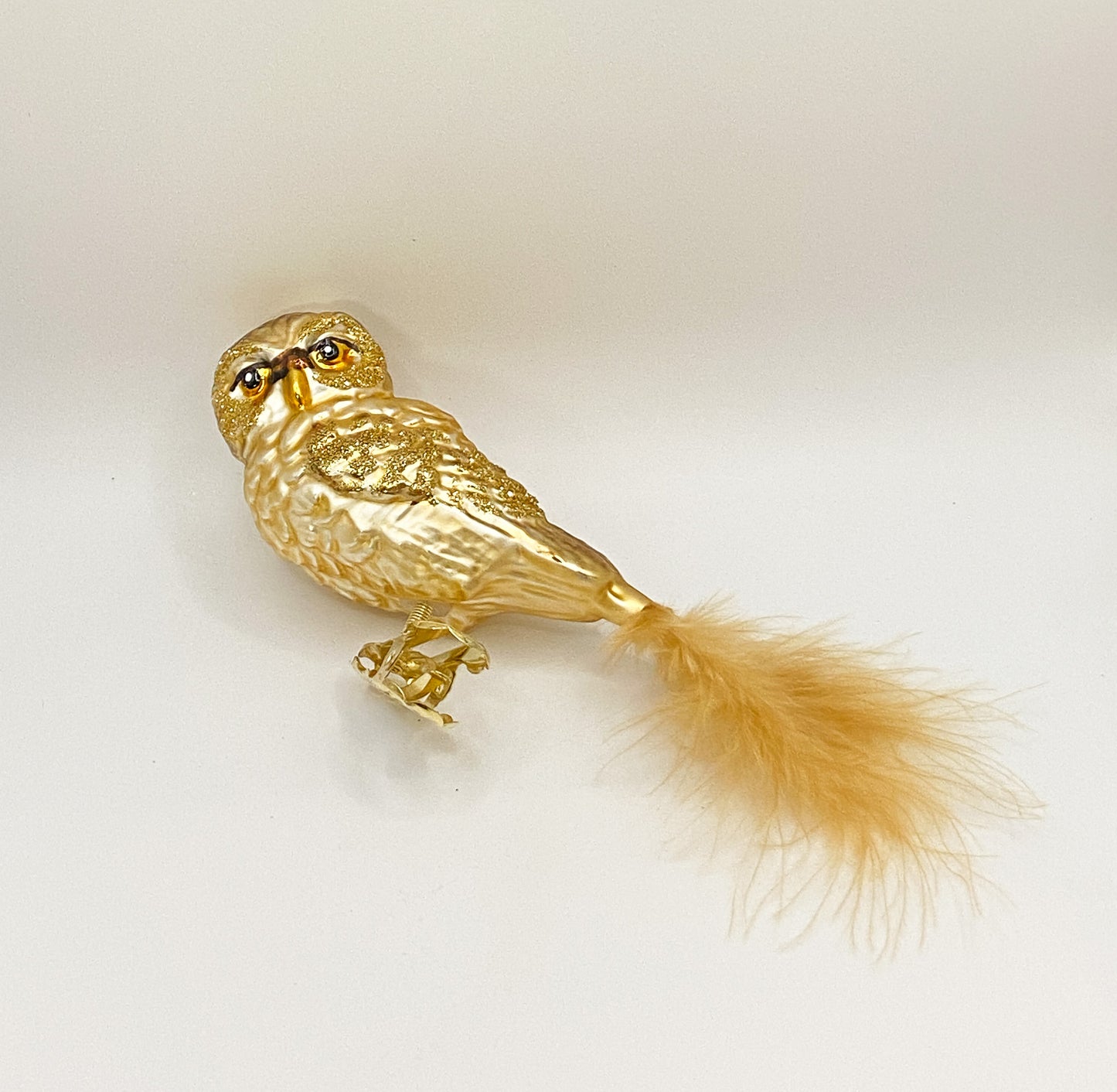 Goldenes Käuzchen mit buschigem Federnschwanz auf Clip