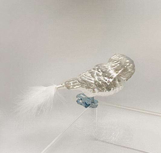 Weisses Käuzchen mit buschigem Federnschwanz auf Clip