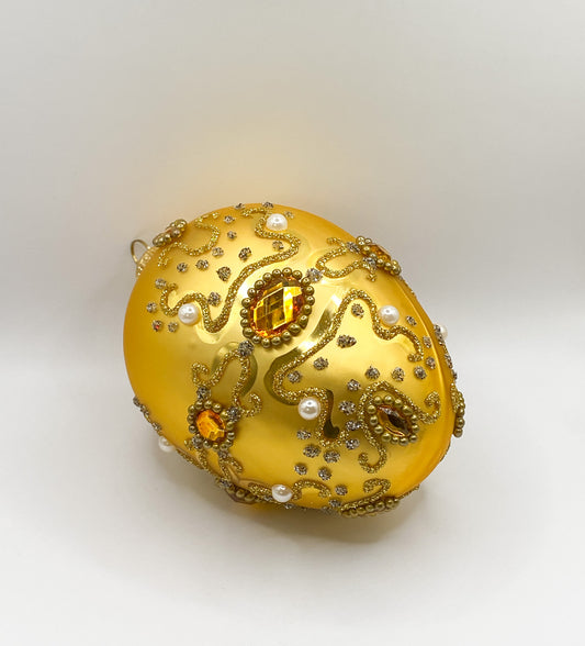 Goldenes Faberge-Ei barock mit Perlen und goldenen Schmucksteinen