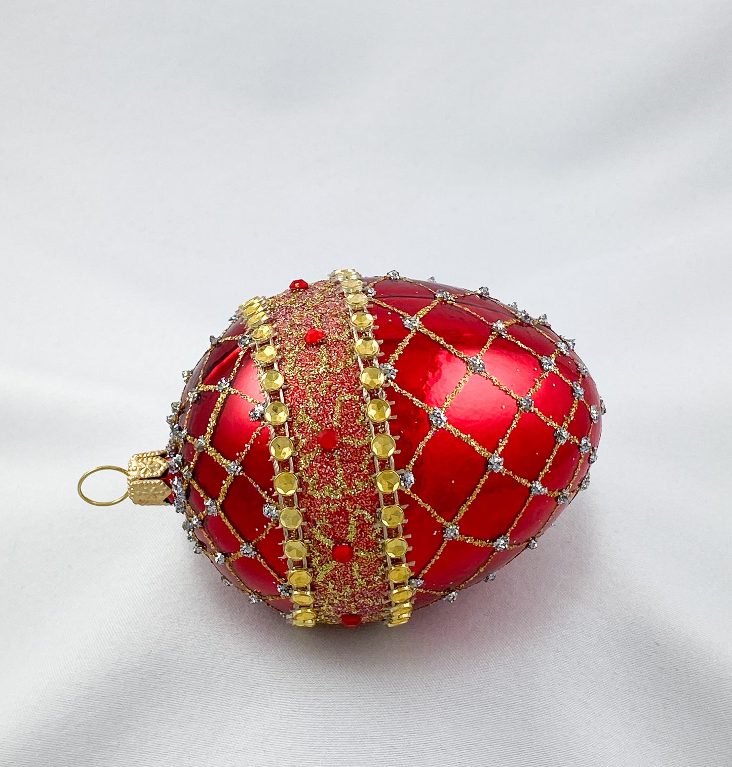 Egg-shaped shiny red with gold brocade decoration