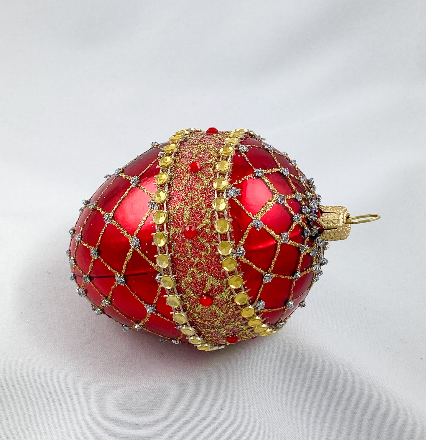 Egg-shaped shiny red with gold brocade decoration