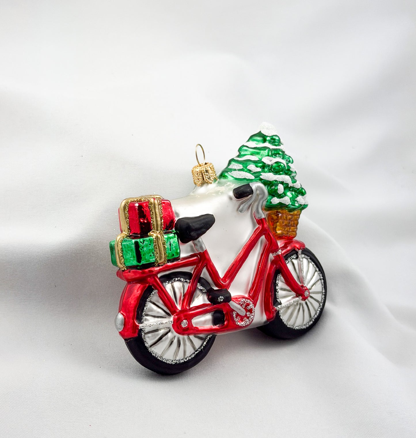 Damen-Fahrrad mit Christbäumchen im Körbchen