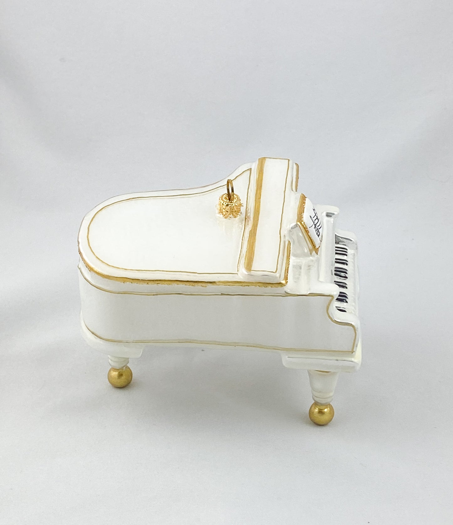 Weisser Flügel oder Piano