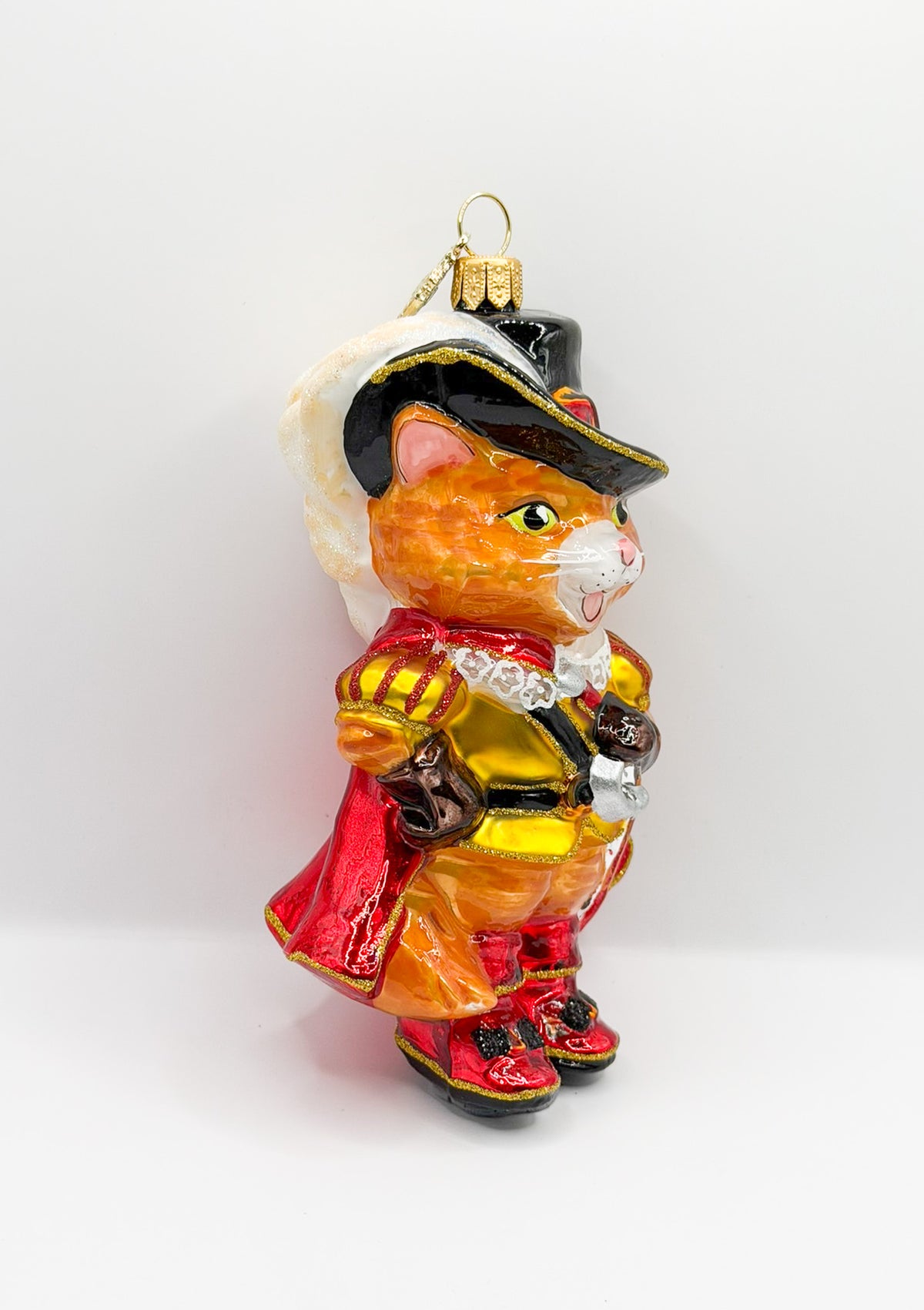 Der gestiefelte Kater mit rotem Umhang