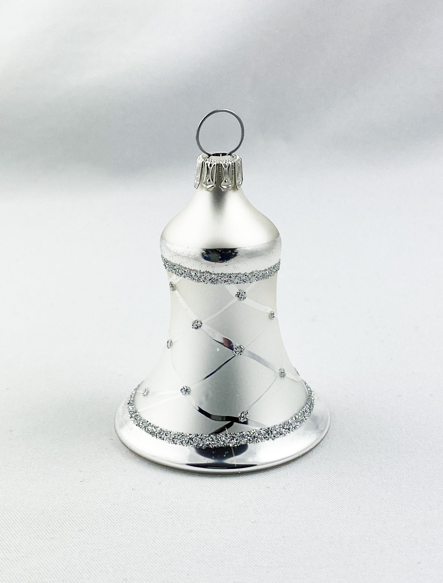 Weihnachtsglöggli silber mit Rautenmuster