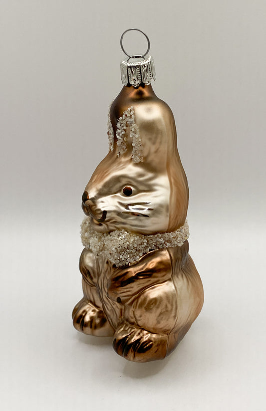 Sitzender brauner Hase mit Schleife