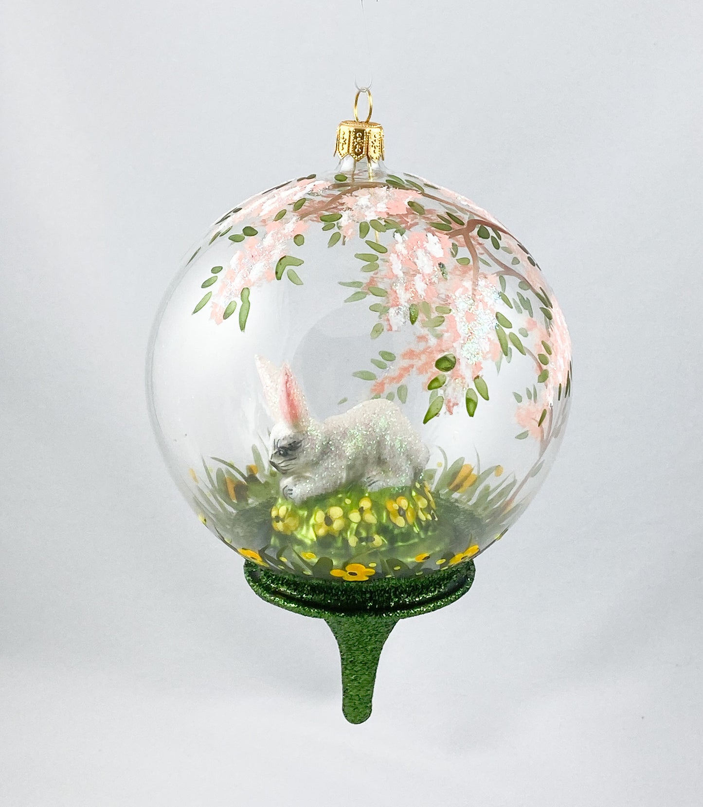 Weisser Hase unter dem blühendem Baum