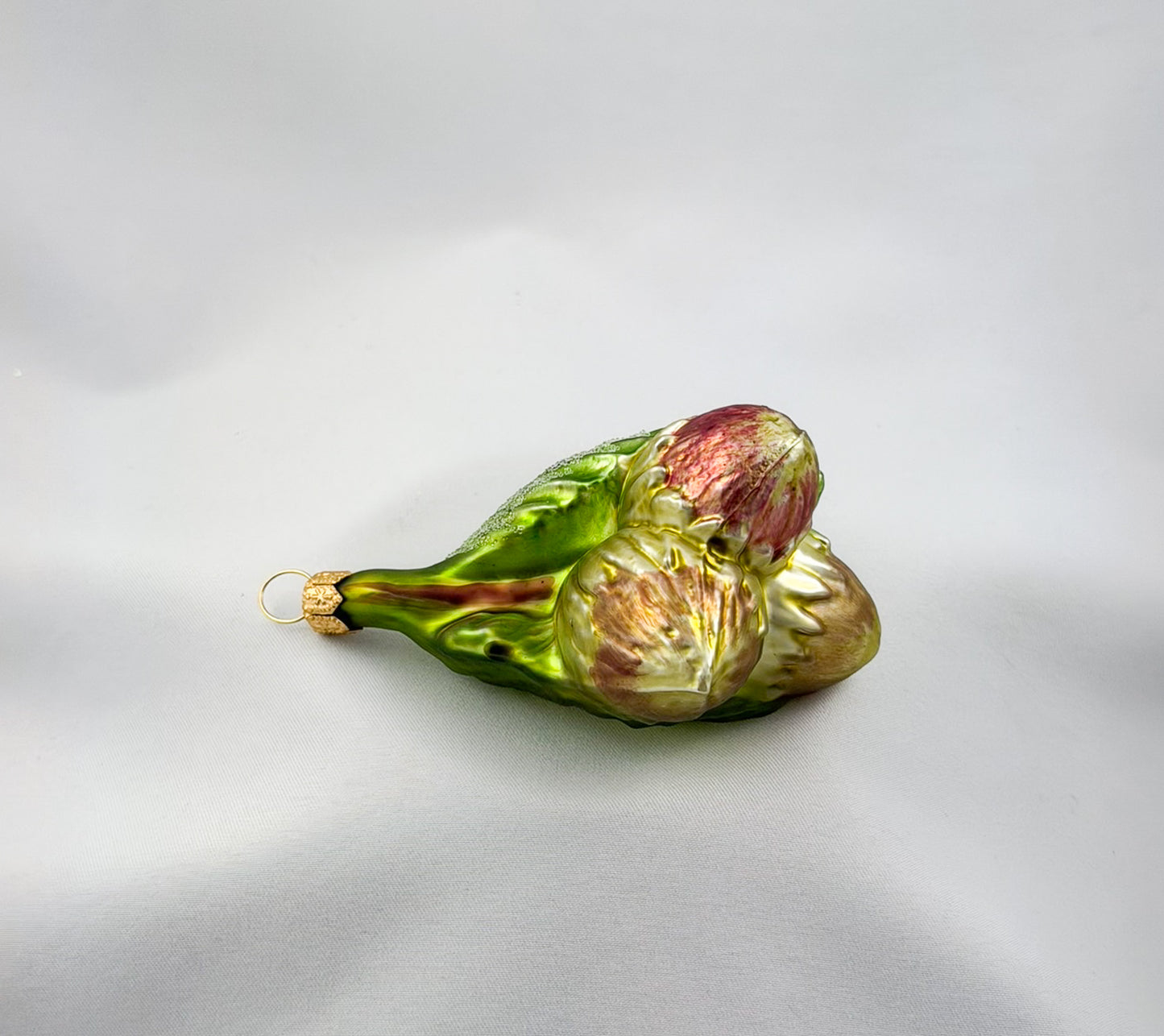 Drei Haselnüsse am Zweig