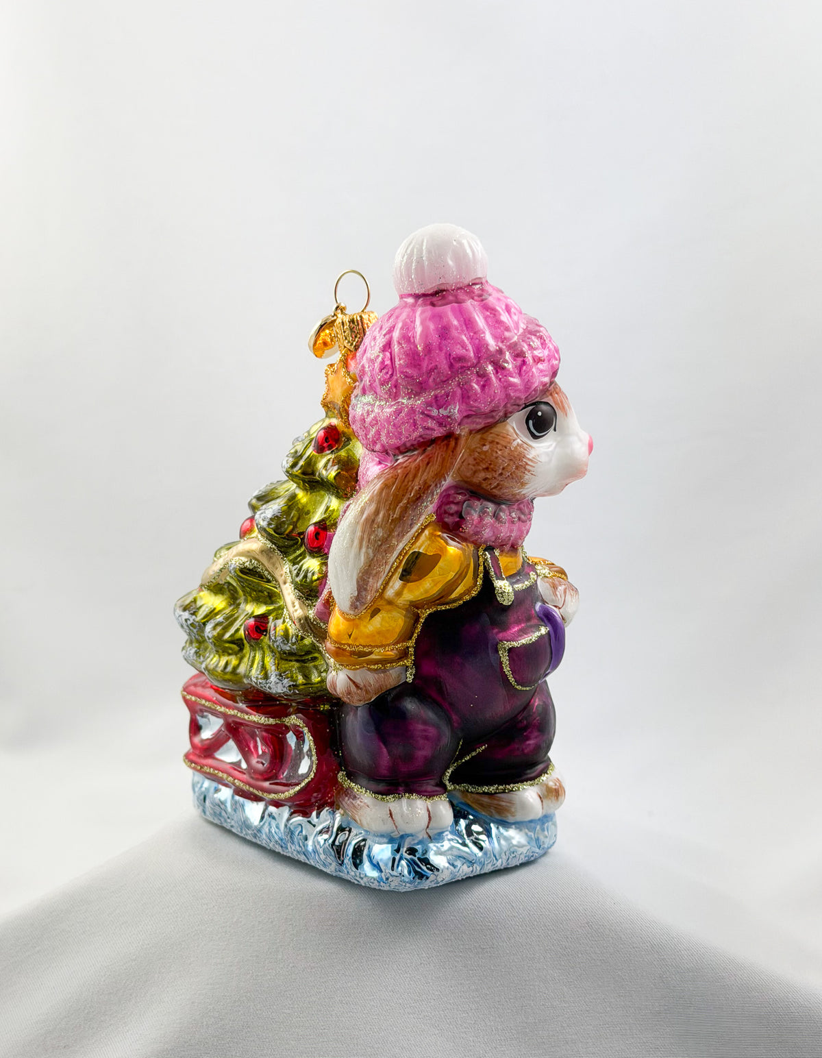 Das Häschen-Mädchen hat mit dem Schlitten den Weihnachtsbaum im Wald geholt, GlitterLab