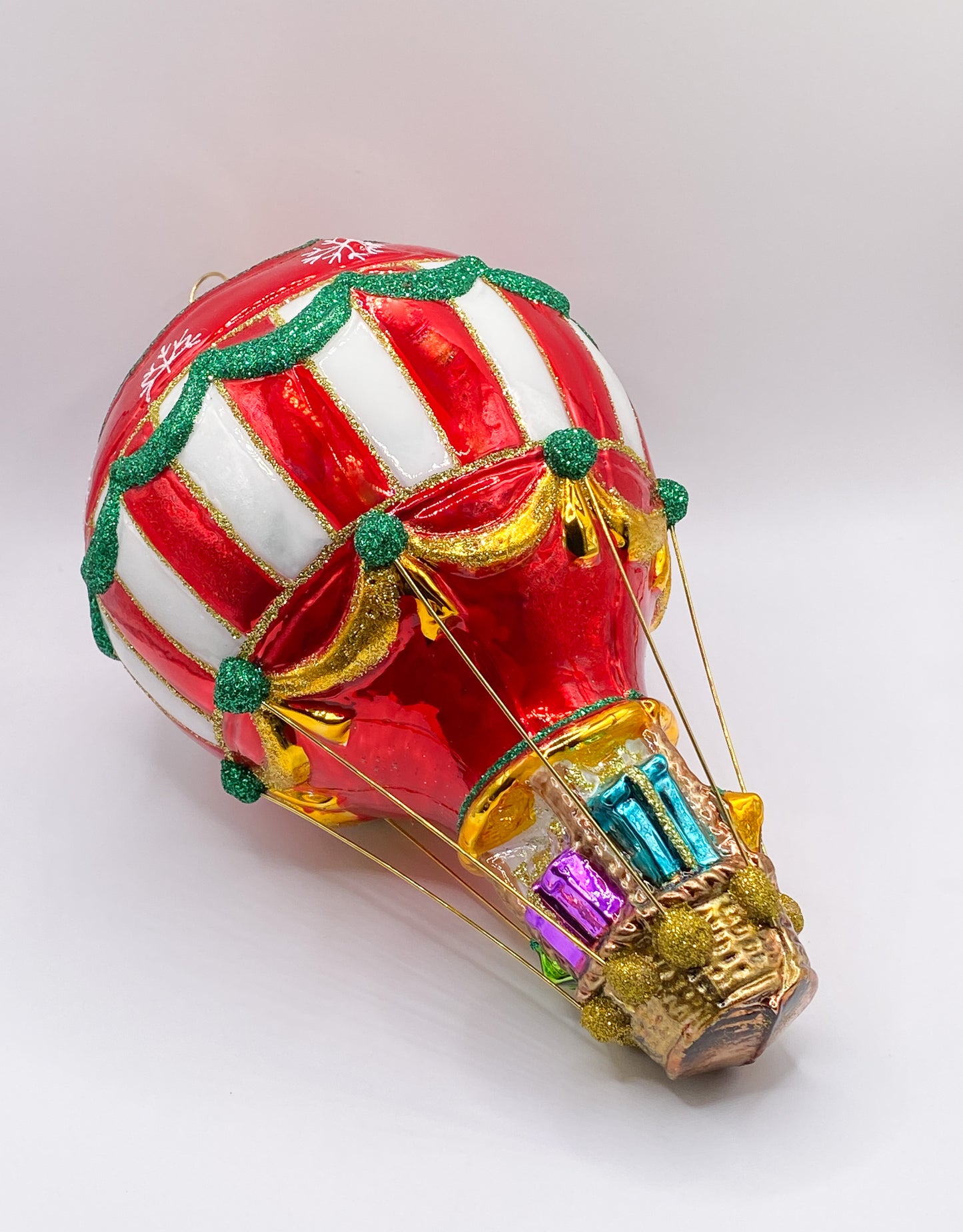 Large hot air balloon with gifts, Montgolfier