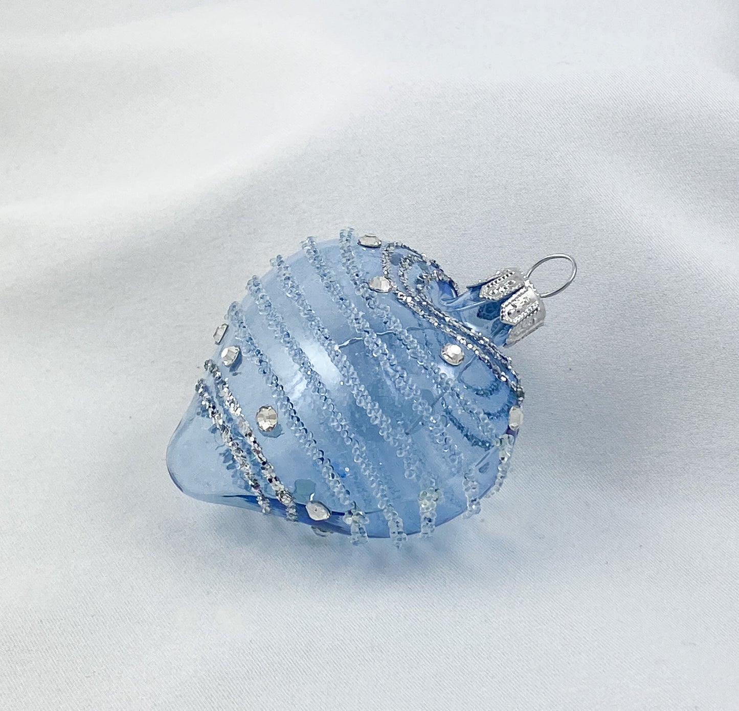 Hellblaues Herz mit Streifen-Dekor