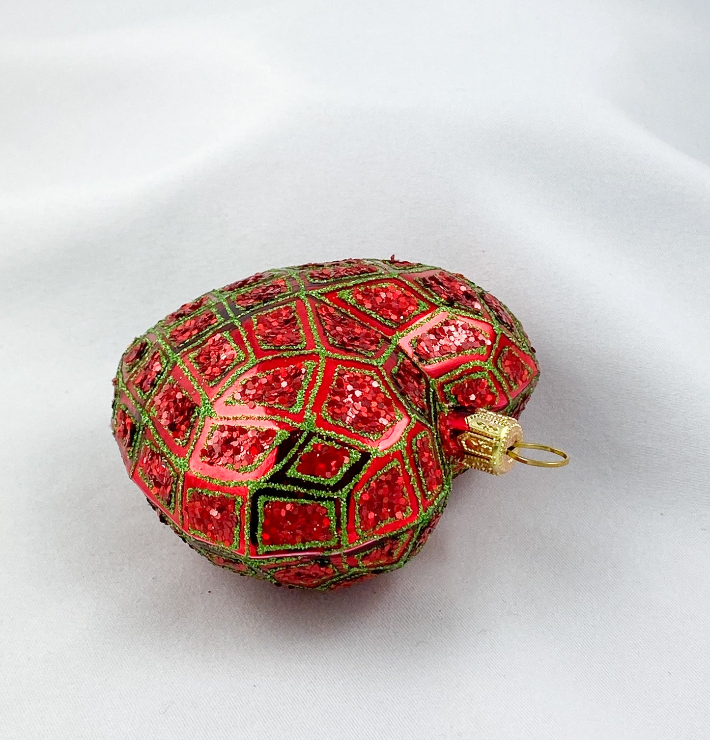 Rotes Herz mit geometrischem Muster und grünem Glitzer