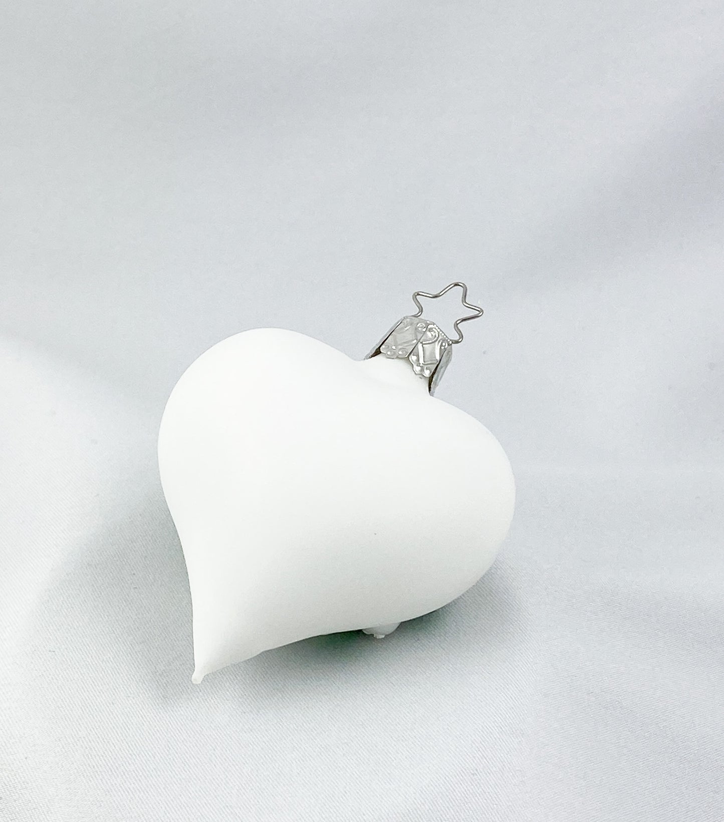 Herz mit zwei goldenen Eheringen und Blumenranken