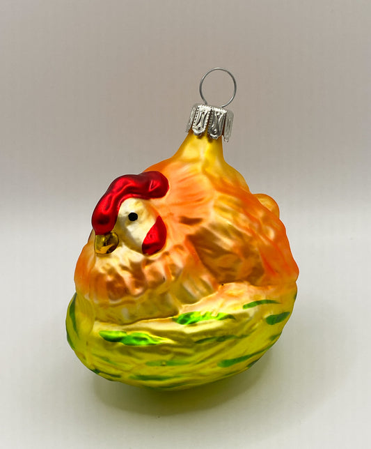 Oranges Huhn sitzt im Nest