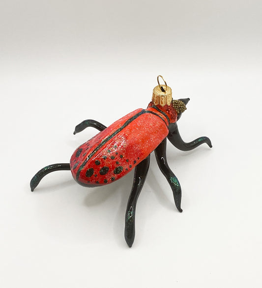 Roter Käfer mit feinen Tupfen