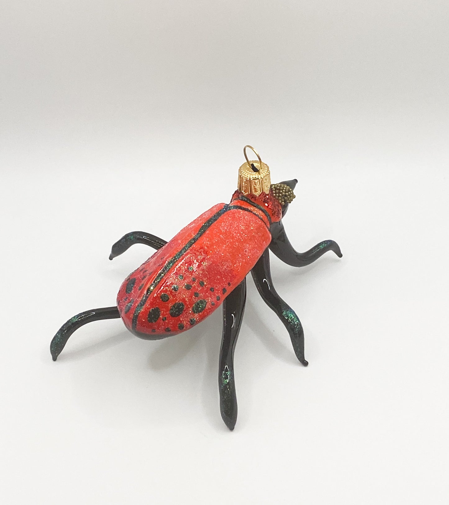 Roter Käfer mit feinen Tupfen