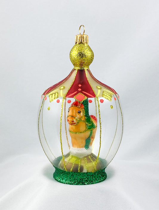 Karussell-Pferdchen im Zirkuszelt