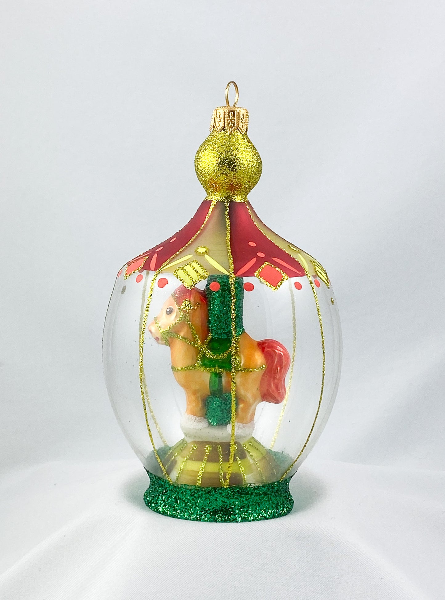 Karussell-Pferdchen im Zirkuszelt