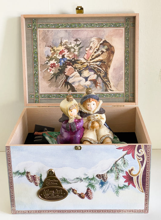 Die Kinder im Wintergewand haben es sich auf dem Tannenast gemütlich gemacht, AtlasArt