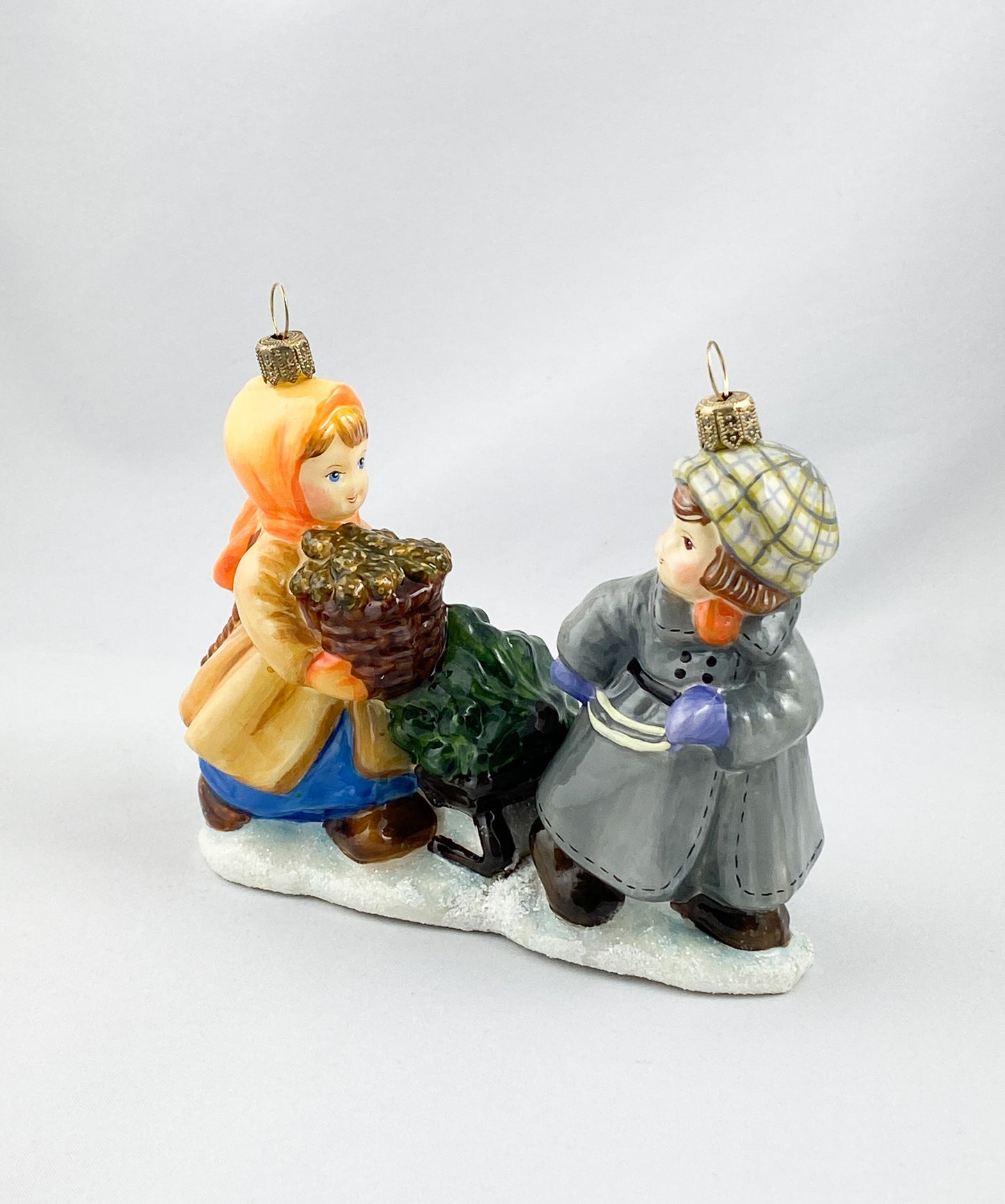Das Mädchen und der Junge holen den Weihnachtsbaum mit dem Schlitten aus dem Wald, AtlasArt
