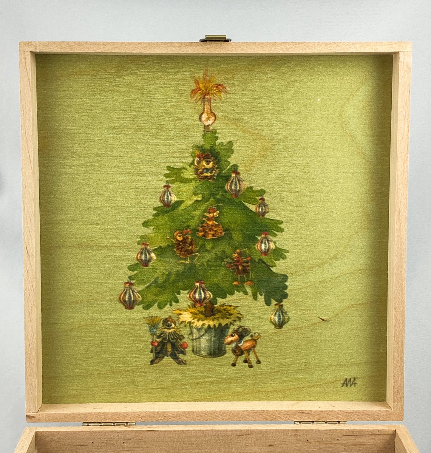 Das Mädchen und der Junge holen den Weihnachtsbaum mit dem Schlitten aus dem Wald, AtlasArt