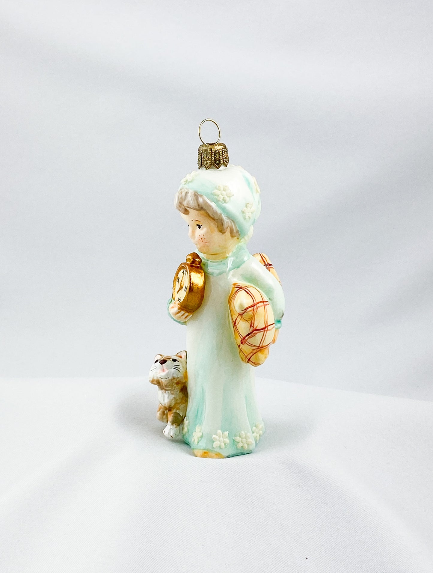Das kleine Mädchen wartet gespannt mit dem Kätzchen auf das Christkind, AtlasArt