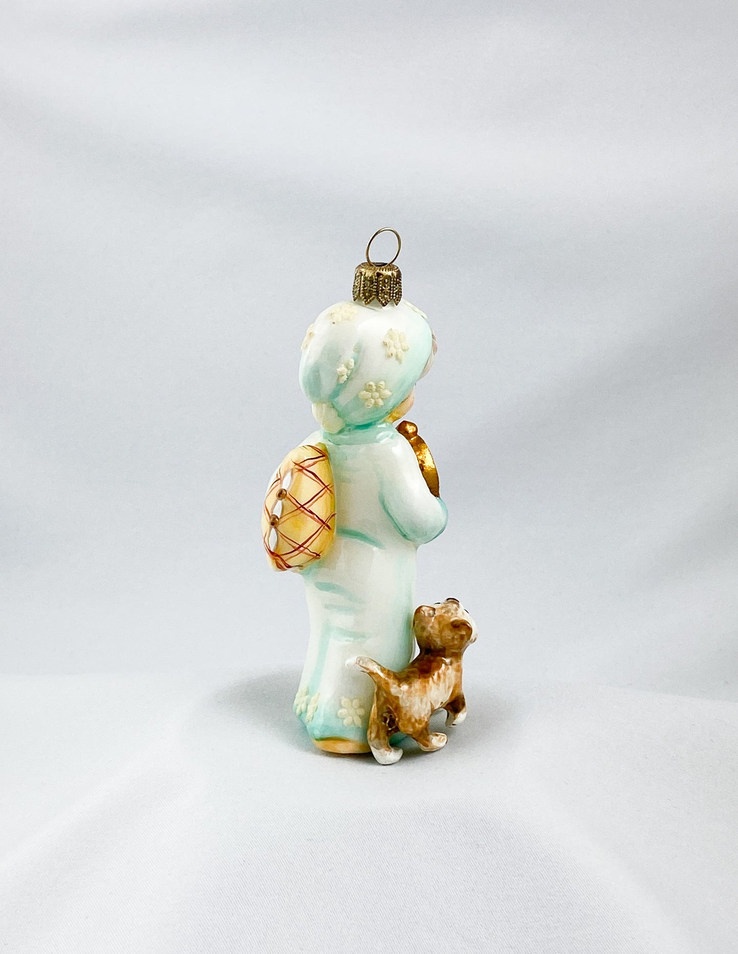 Das kleine Mädchen wartet gespannt mit dem Kätzchen auf das Christkind, AtlasArt