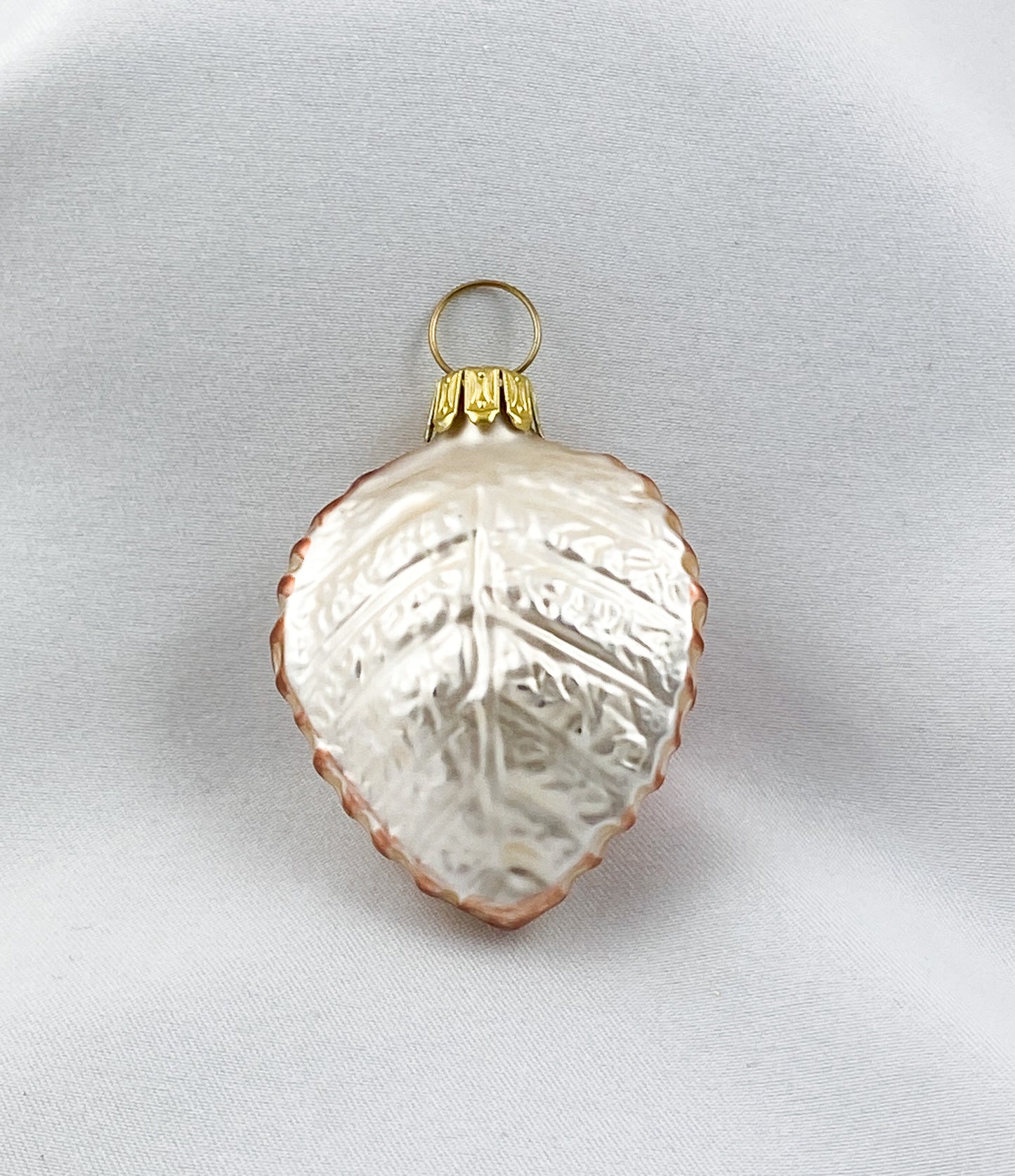 Blatt mit drei Kirschen