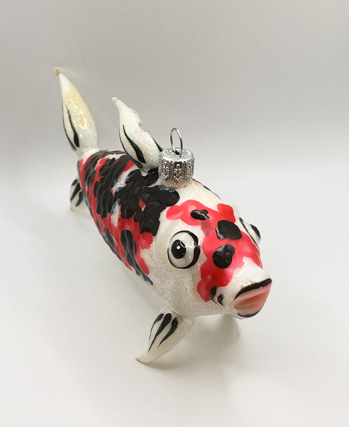 Koi mit roten und schwarzen Punkten