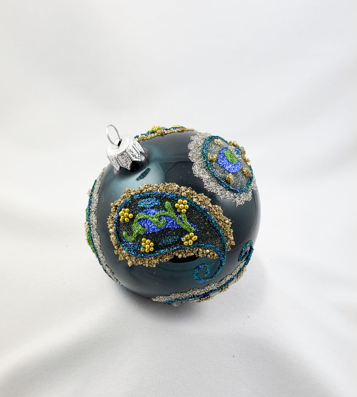 Kugel blau mit Blättern im Pfauenfeder-Motiv gold und silber umrahmt