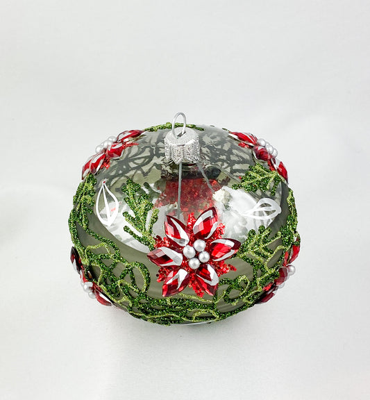 Transparente Kugel mit Blätterdekor und roten Blüten