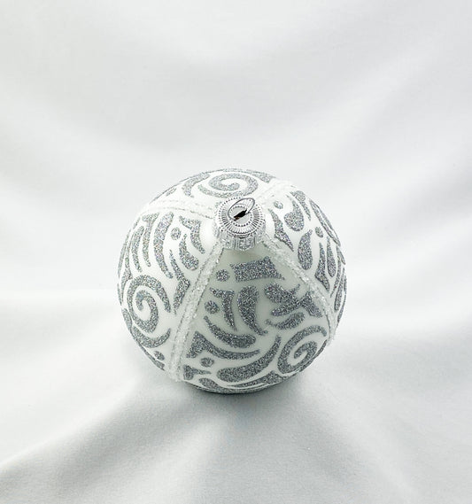 Kugel weiss mit dichtem irisierendem Silber-Dekor