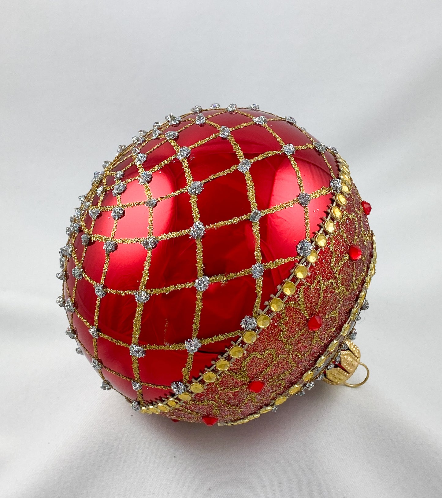 Ball shiny red with gold brocade decoration