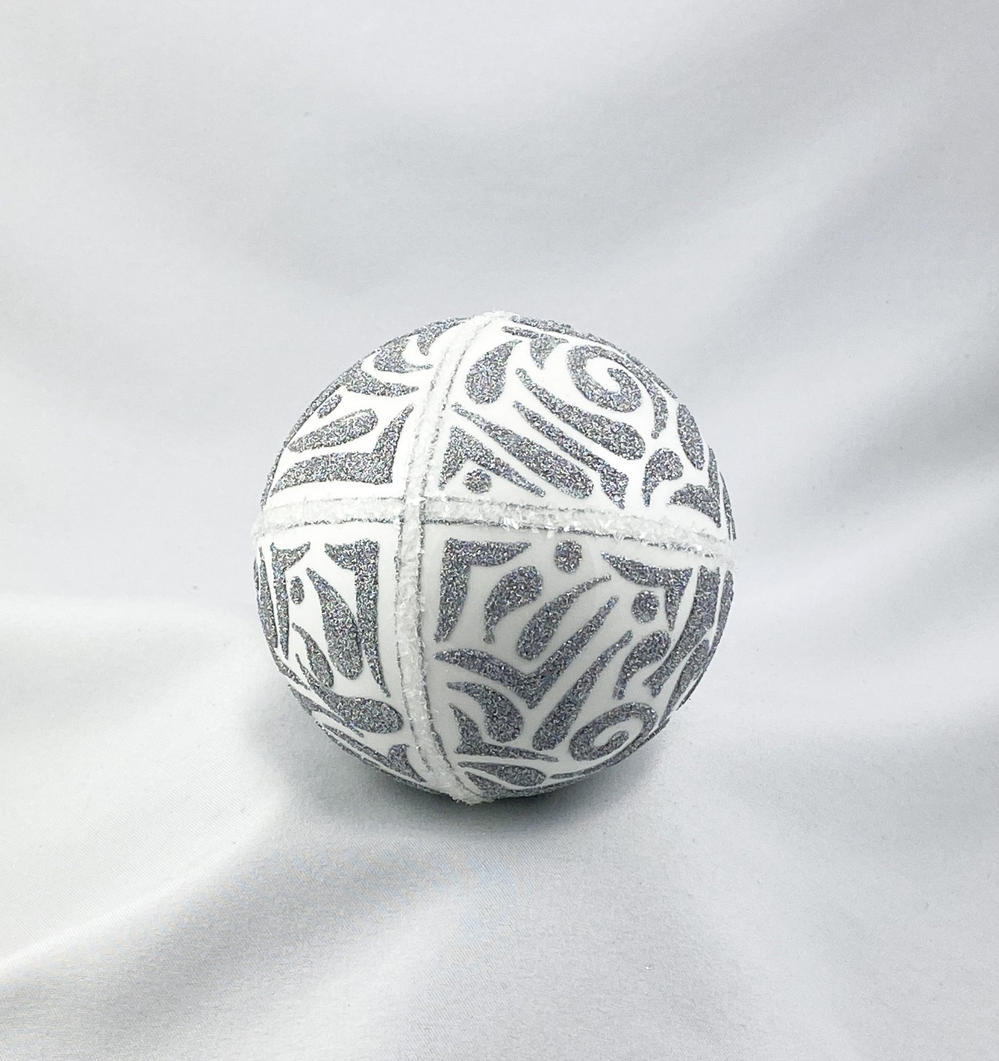 Kugel weiss mit dichtem irisierendem Silber-Dekor