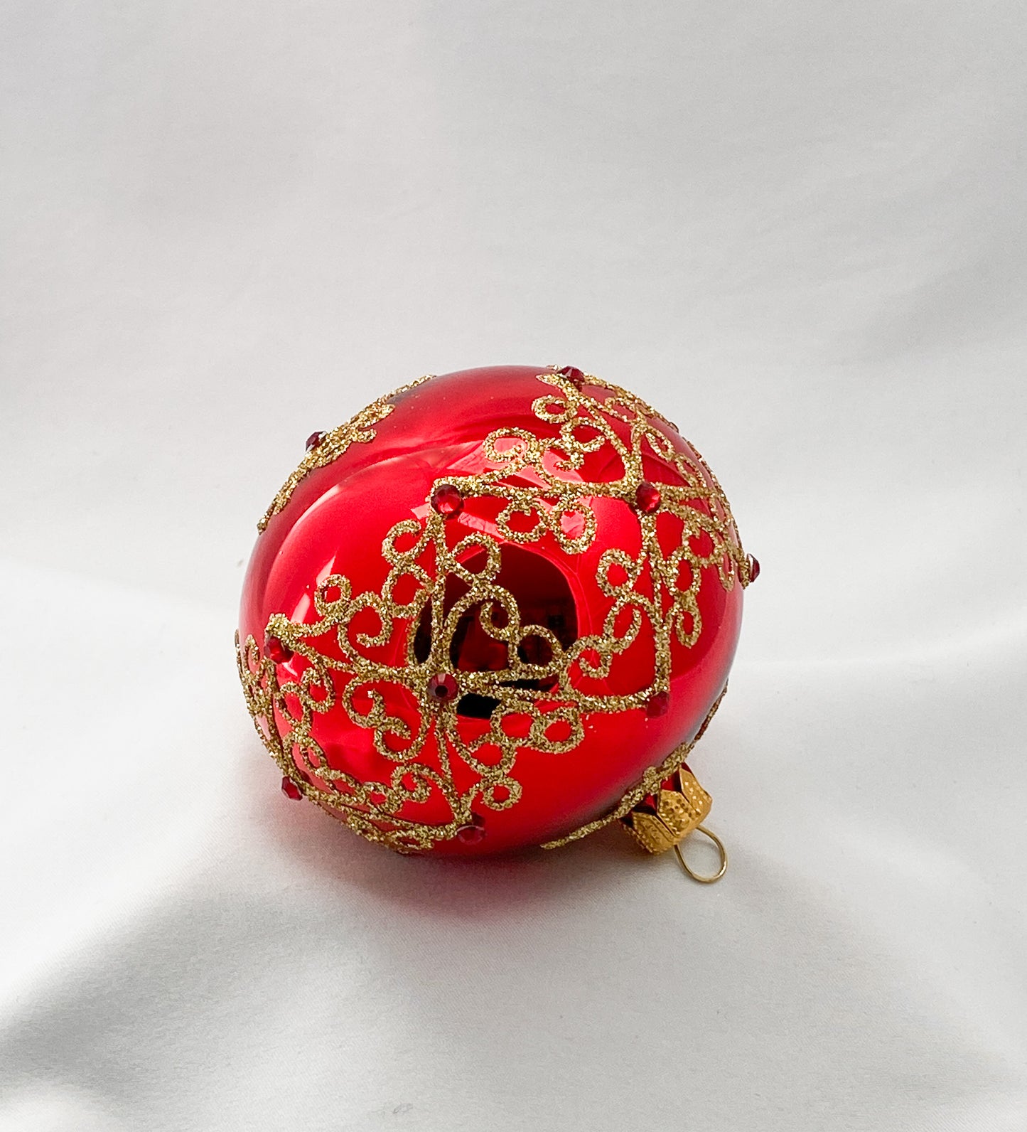 Kugel rot glanz mit goldenem Dekor und roten Schmucksteinen