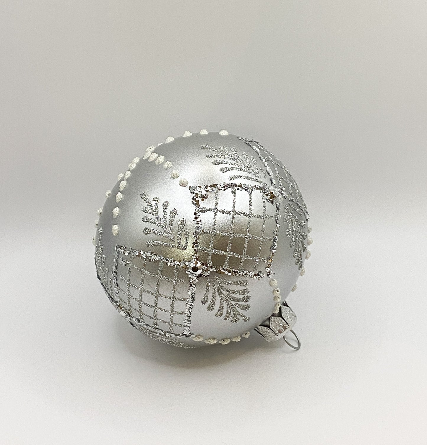 Ball silver matt with grid pattern