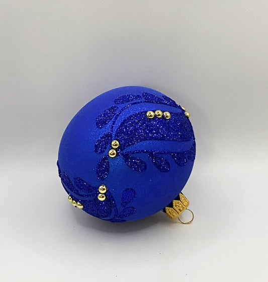 Kugel samtenes Blau mit Blattranken und goldenen Schmucksteinen