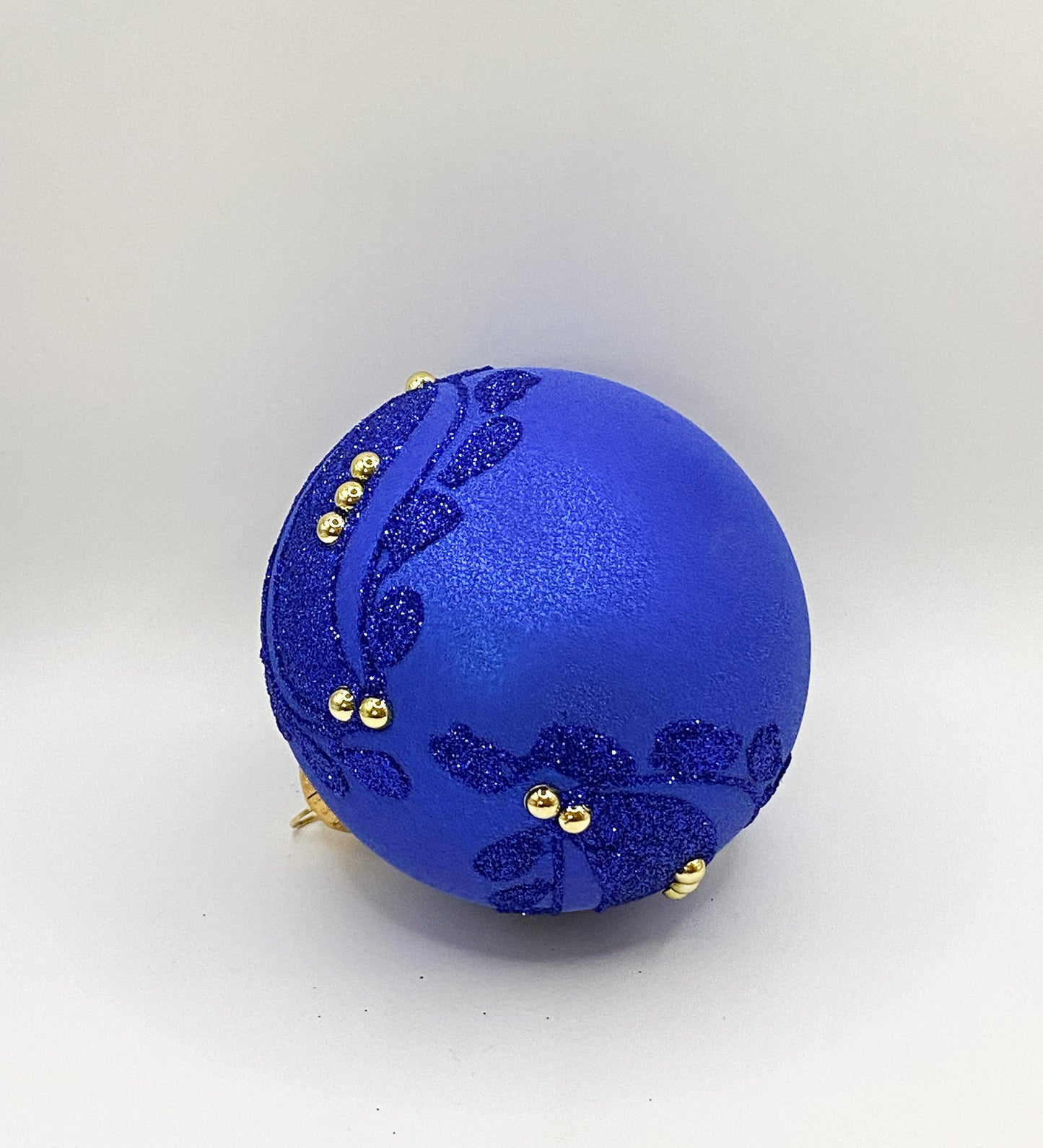 Kugel samtenes Blau mit Blattranken und goldenen Schmucksteinen