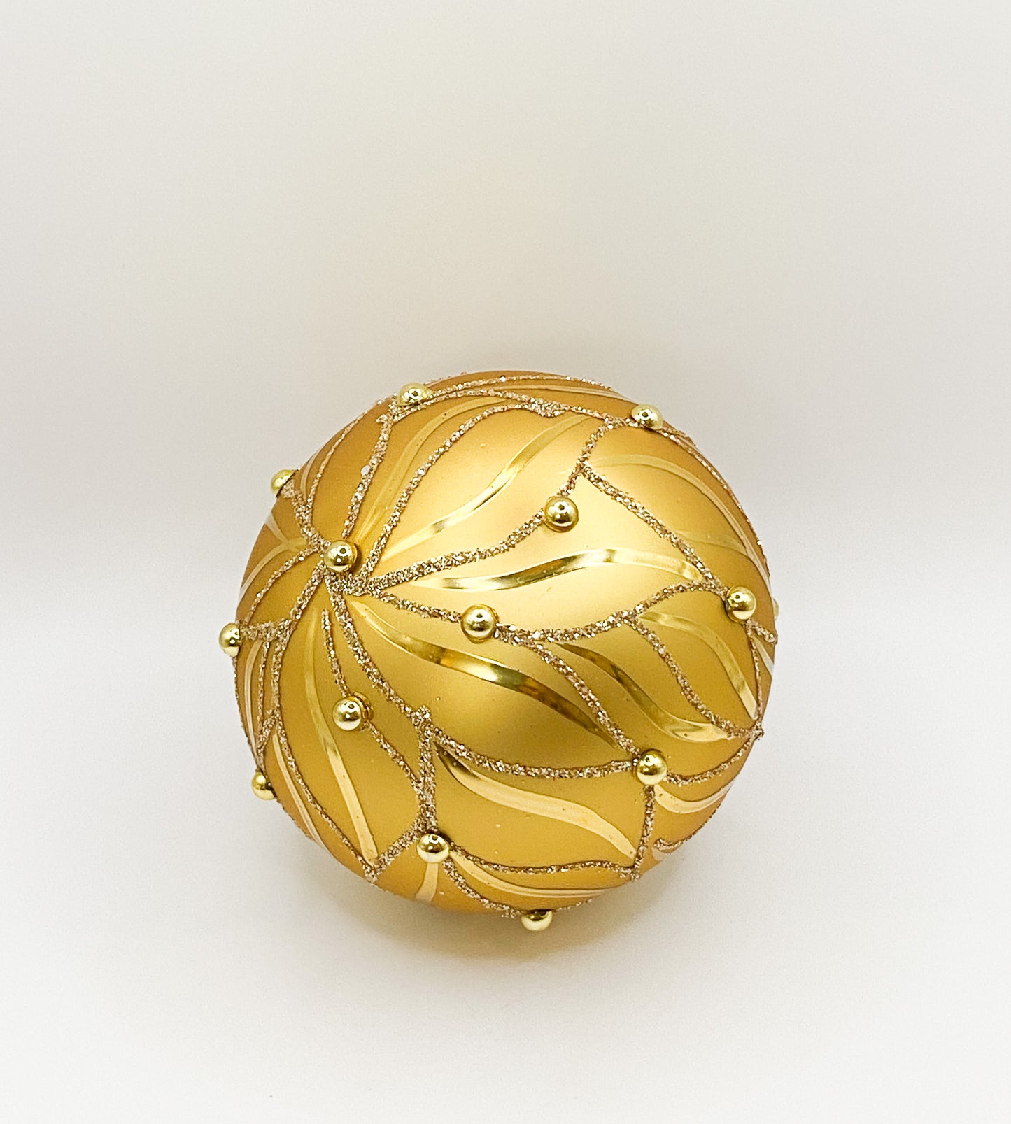 Kugel gold matt mit goldenen Schmucksteinen