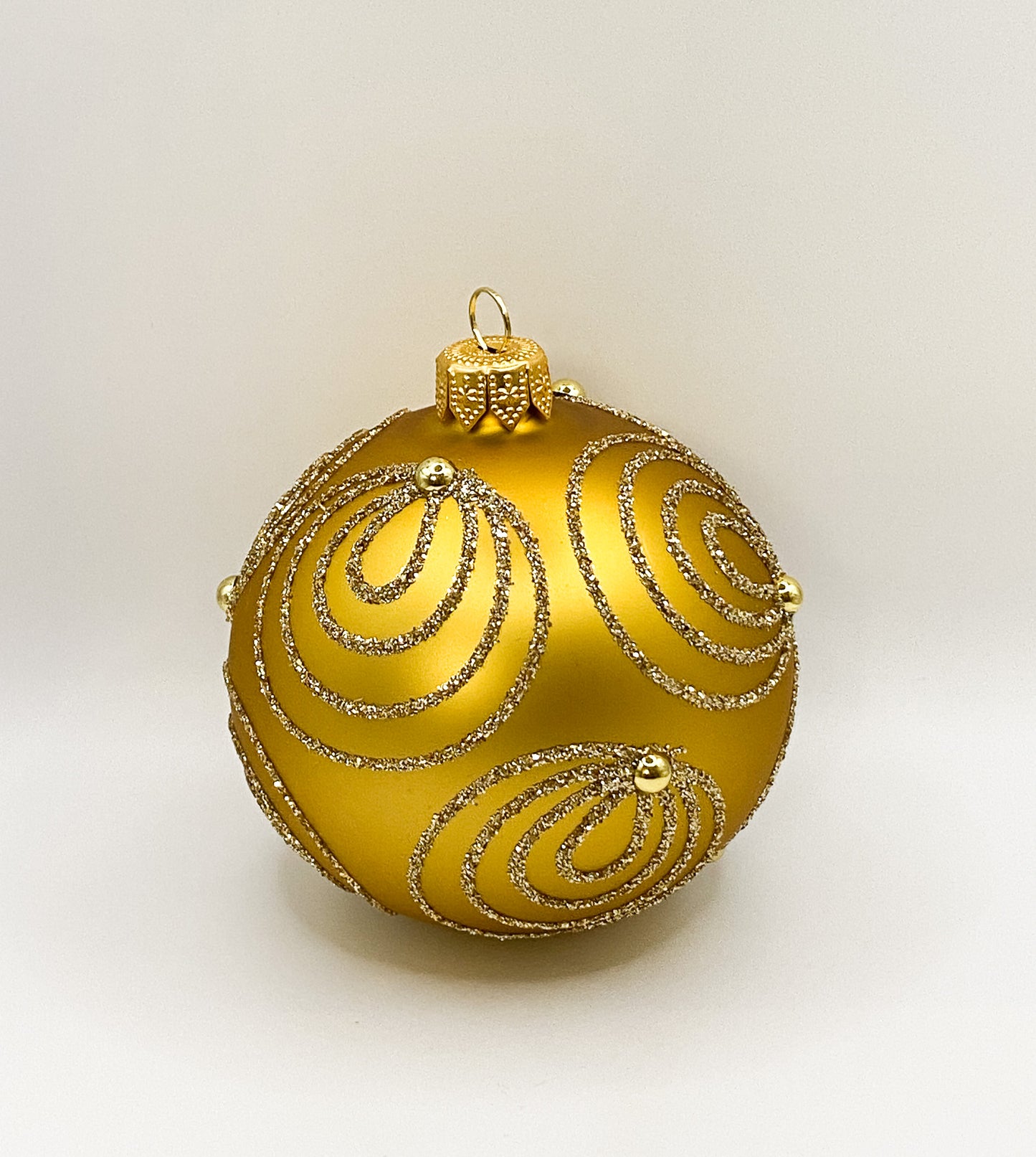 Ball gold matt with curl motif