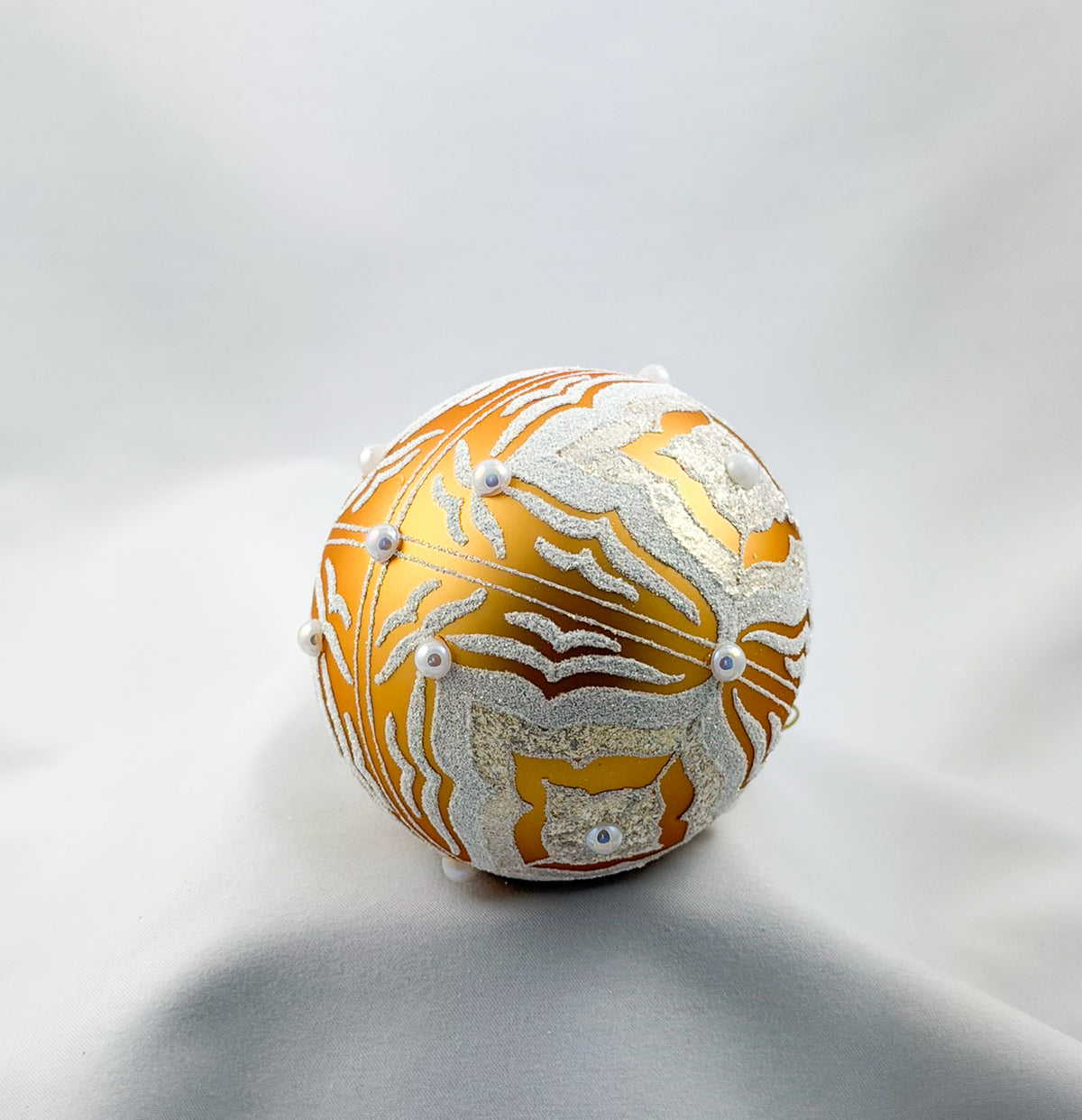 Kugel Gold glanz mit weissem Dekor und goldenen Schmucksteinen